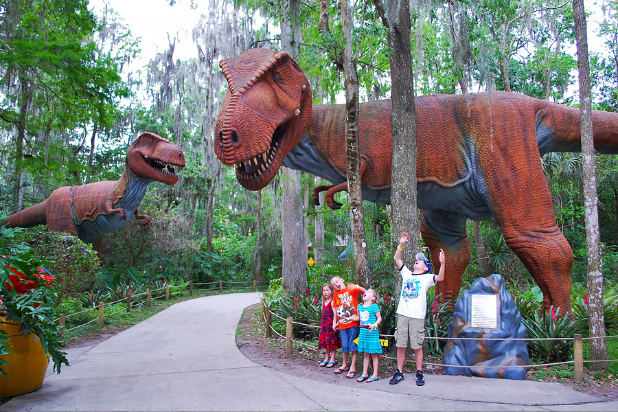 travel photos with dinosaurs